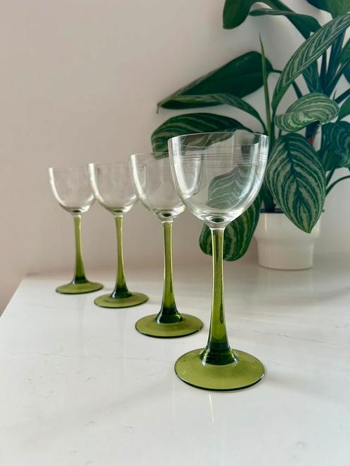 4 unieke vintage wijnglazen. Mondgeblazen. Groene steel, Verzamelen, Glas en Borrelglaasjes, Zo goed als nieuw, Overige typen