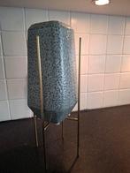 Olijfgroene vaas Hema met gouden standaard, Binnen, Ophalen of Verzenden, Zo goed als nieuw, Overige vormen