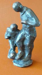Beeldje brons vader en zoon voetballen, Antiek en Kunst, Antiek | Koper en Brons, Ophalen of Verzenden