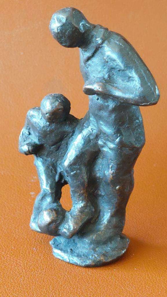 Beeldje brons vader en zoon voetballen, Antiek en Kunst, Antiek | Koper en Brons, Ophalen of Verzenden