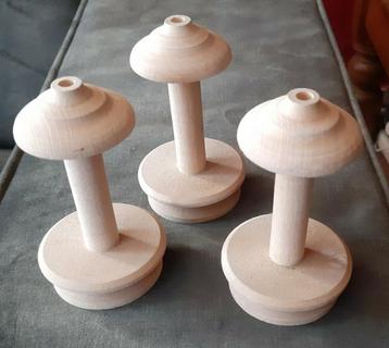 3 stuks klossen, klosjes, bobbins voor spinnewiel samen €10  beschikbaar voor biedingen