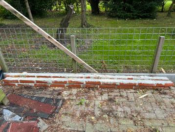 4 betonnen lateien van 3 meter beschikbaar voor biedingen