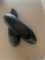Te koop NIEUWE donkerblauwe pumps blokhak van Tamaris €45, Kleding | Dames, Schoenen, Ophalen of Verzenden, Nieuw, Blauw