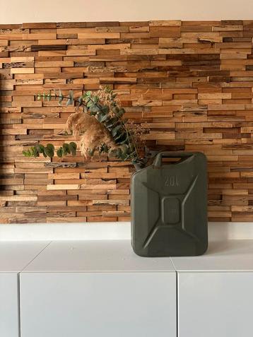 Legergroene jerrycan 20L met eucalyptus en gipskruid boeket beschikbaar voor biedingen