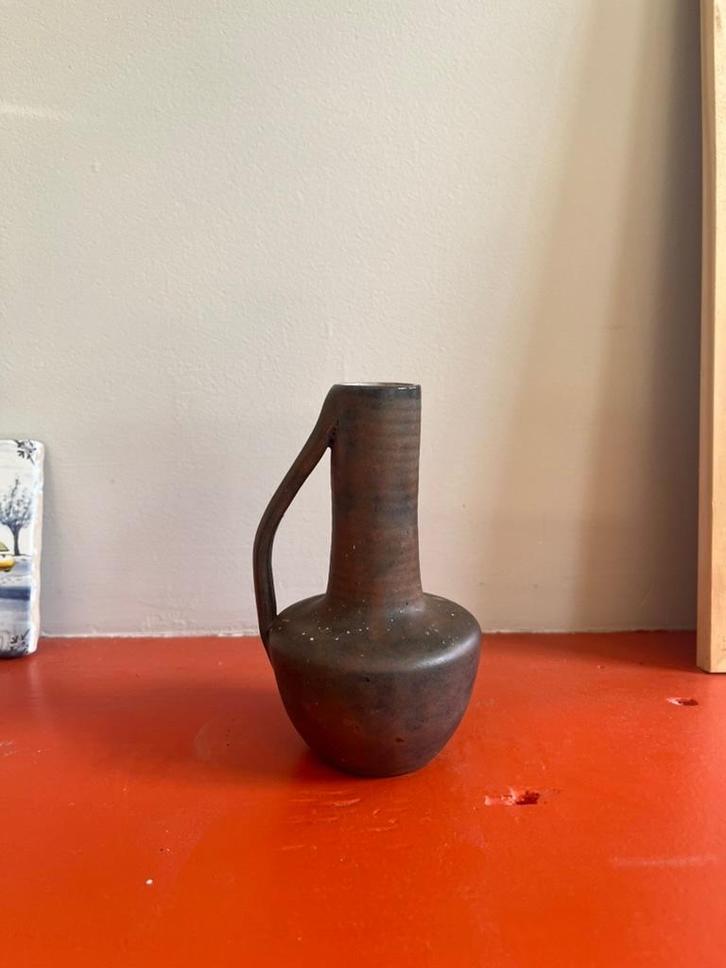 Vintage aardewerk mini vaasje, prachtige donkere terra kleur, Antiek en Kunst, Antiek | Keramiek en Aardewerk, Ophalen of Verzenden