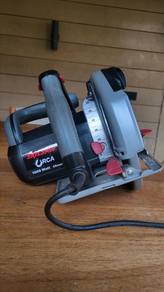 Skilsaw Orca 1600W cirkelzaag met lasergeleiding, Doe-het-zelf en Verbouw, Gereedschap | Zaagmachines, Zo goed als nieuw, Cirkelzaag