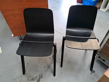 Set van 2 zwarte stoelen €10,- p/stuk