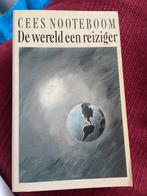 Cees Nooteboom /De wereld een reiziger, Ophalen of Verzenden, Zo goed als nieuw