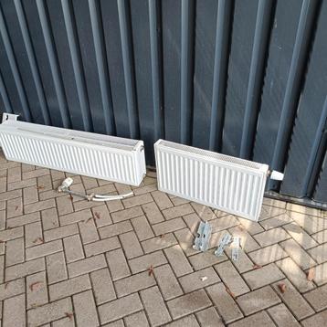2 mooie radiators compleet met thermostaat kraan en haken  beschikbaar voor biedingen