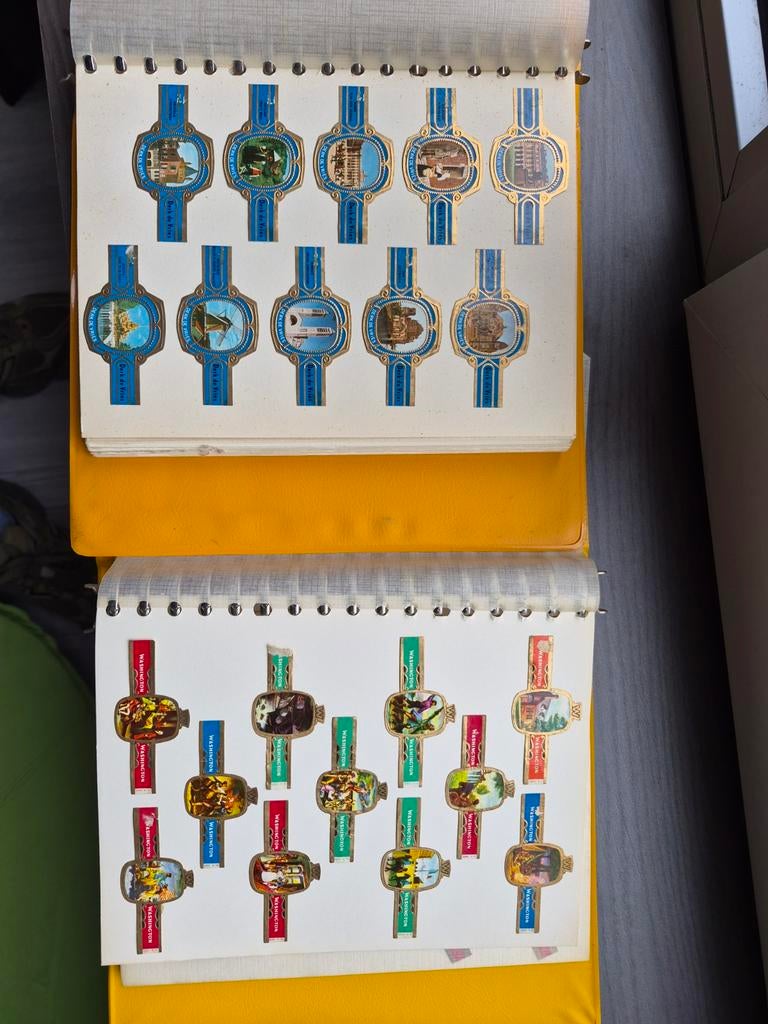 2 Mappen vol Sigarenbandjes - Verzamelobject, Ophalen of Verzenden, Gebruikt
