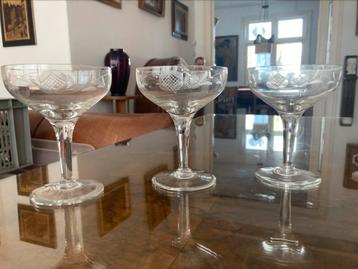 3 mooie champagne glazen art deco beschikbaar voor biedingen