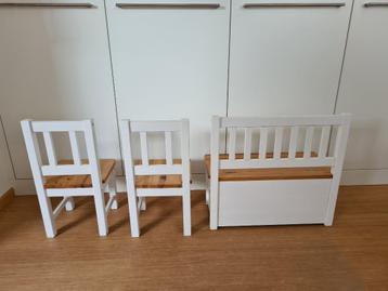 Kinderstoeltje en bankje beschikbaar voor biedingen