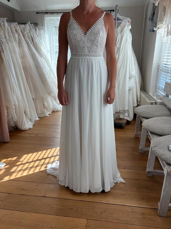 Nieuwe mooie trouwjurk speelse details, Kleding | Dames, Trouwkleding en Trouwaccessoires, Nieuw, Trouwjurk, Wit, Ophalen of Verzenden