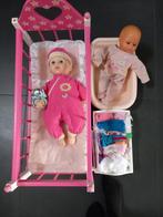 Poppenbed / schommelwieg / badje met poppen en accessoires, Gebruikt, Ophalen, Babypop