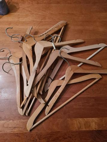 Gratis houten kledinghangers beschikbaar voor biedingen