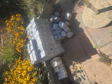 Grijze kalkstenen beschikbaar voor biedingen