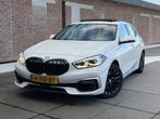 BMW 1-Serie 118i F40 140pk Aut 2020 Wit, Auto's, BMW, Wit, Bedrijf, 3 cilinders, Lederen bekleding