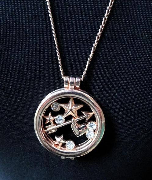 Lange goudkleurige ketting met hanger sterren pijl en hartje, Sieraden, Tassen en Uiterlijk, Kettingen, Gebruikt, Overige materialen