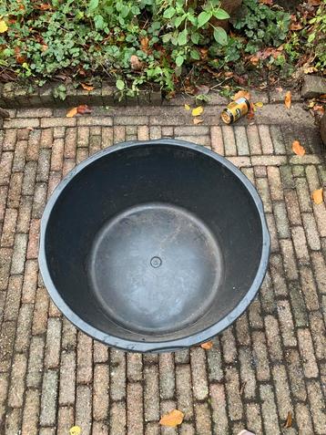 Cementkuip / Vijver / Plantenbak beschikbaar voor biedingen
