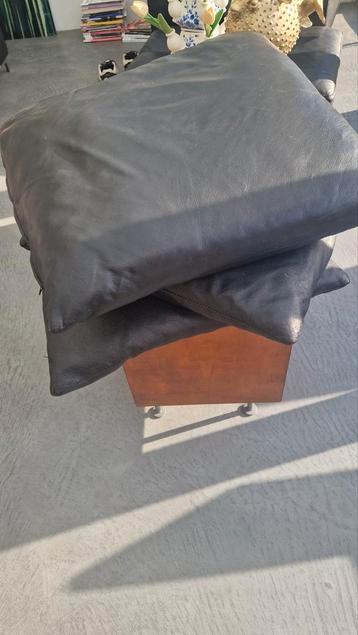 Drie grote zwart leren bank stoel kussen met rits  beschikbaar voor biedingen