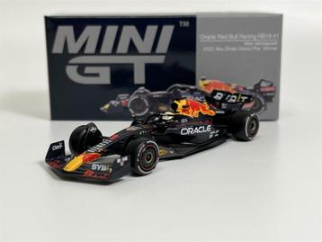 Oracle Red Bull Racing RB18 2022 Mini GT 1/64 Max Verstappen