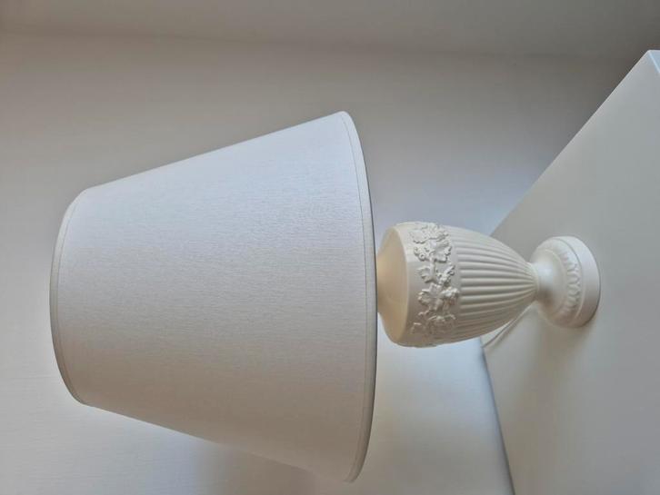 Wedgwood Edme tafellamp met bloemen rand, Huis en Inrichting, Lampen | Lampenkappen, Zo goed als nieuw, Minder dan 25 cm, Rond
