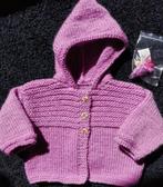 Made by Jelly. Nieuw gebreid babyvestje, 3 mnd (56-62)., Ophalen of Verzenden, Nieuw, Kraamcadeau