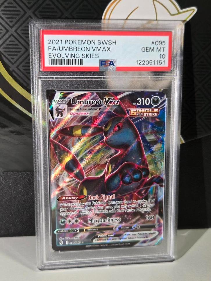 PSA 10 - Umbreon VMAX #095 (2021 Pokemon Evolving Skies), Hobby en Vrije tijd, Verzamelkaartspellen | Pokémon, Zo goed als nieuw