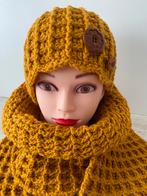 Gehaakte muts met sjaal - okerkleurig wafelsteek, Ophalen of Verzenden, Nieuw, Muts