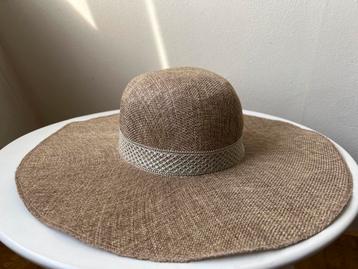 Dameshoed beschikbaar voor biedingen