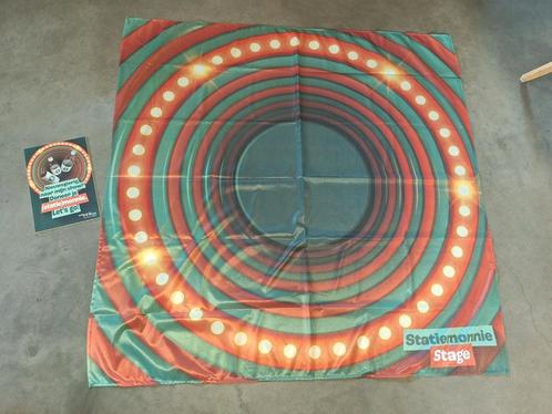 Origineel Statiemonnie Stage Kleedje met Bord – Koningsdag, Diversen, Rommelmarktspullen, Nieuw, Ophalen of Verzenden