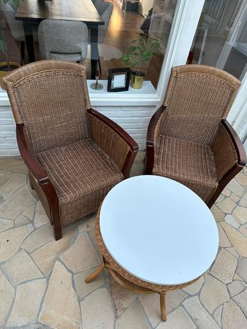 Gratis af te halen : 2 rotan stoelen met tafel beschikbaar voor biedingen