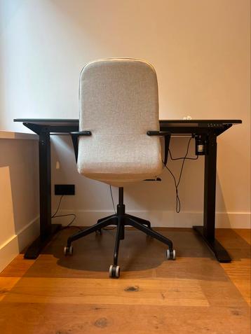 Zwart verstelbaar bureau met bureaustoel en vloerbeschermer