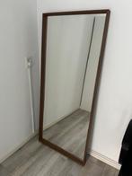 Spiegel met notenkleur rand, Ophalen, 100 tot 150 cm, Zo goed als nieuw, Rechthoekig