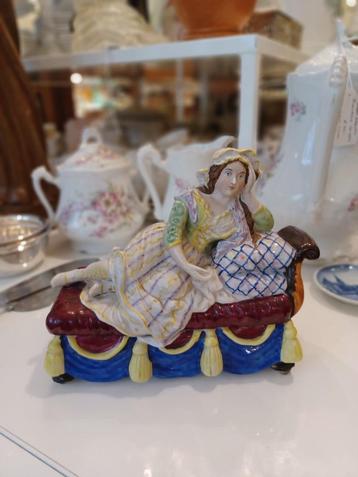 antiek inktstel dame op een ligbed / chaise longue inktpot beschikbaar voor biedingen