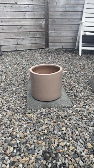 Mooie, grote, geglazuurde bloempot beschikbaar voor biedingen