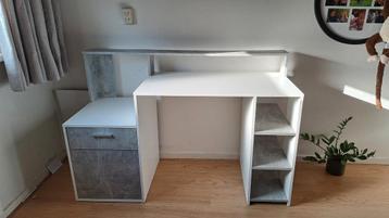 Bureau wit/grijs beschikbaar voor biedingen