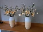 Twee luxe beige vazen met kunstbloemen - Tuinland, Ophalen, Wit, Aardewerk of Porselein, Zo goed als nieuw