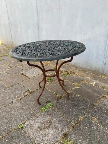 Gietijzeren vintage buiten- tuin- koffie tafel goede staat beschikbaar voor biedingen