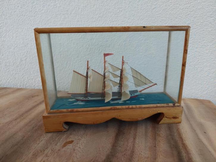 Vintage schip in vitrine, Hobby en Vrije tijd, Modelbouw | Boten en Schepen, Gebruikt, Overige merken, Ophalen of Verzenden