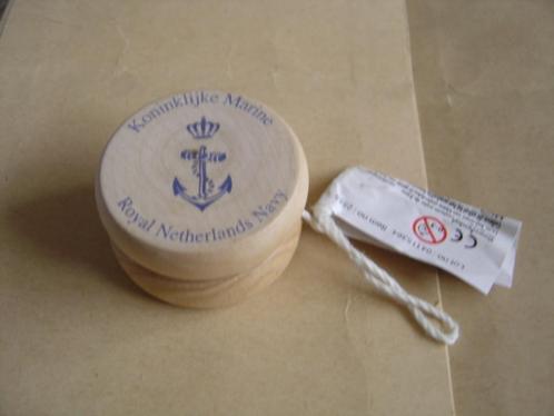 Koninklijke Marine houten jojo nieuw!, Verzamelen, Militaria | Algemeen, Marine, Overige typen, Nederland, Ophalen of Verzenden