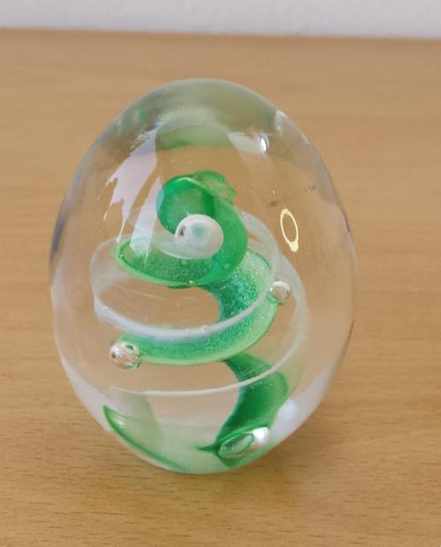 Presse Papier Eivorm met groen/witte swirl - Pfeiffer, Antiek en Kunst, Antiek | Glas en Kristal, Ophalen of Verzenden