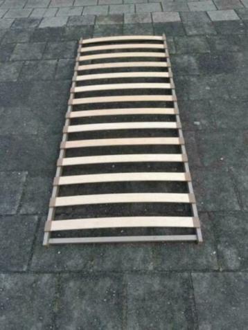 1 bruine houten bedbodem met metalen frame (80 x 200) beschikbaar voor biedingen