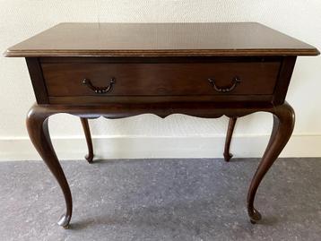 Elegant klassiek (bijzet)tafeltje beschikbaar voor biedingen