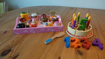 Houten speelgoed gebakjes en taart beschikbaar voor biedingen