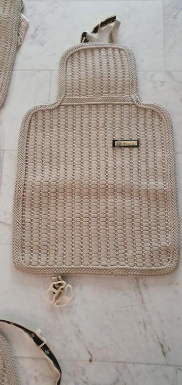 Set beige autobekleding voor voorstoelen en achterbank. beschikbaar voor biedingen