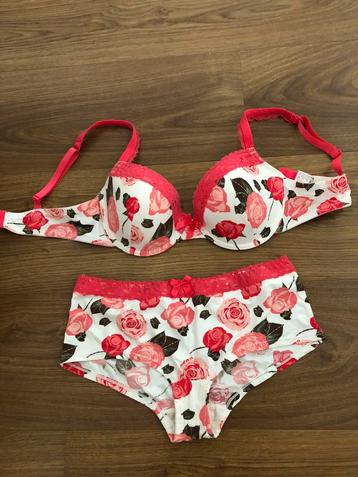 Leuk gebloemt Nieuw Setje beschikbaar voor biedingen