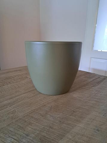 Bloempot voor binnen groen  beschikbaar voor biedingen