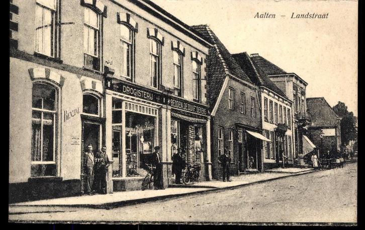 Aalten (Gld.), Landstraat met winkels en volk, ca. 1927, Verzamelen, Ansichtkaarten | Nederland, Ongelopen, Gelderland, 1920 tot 1940