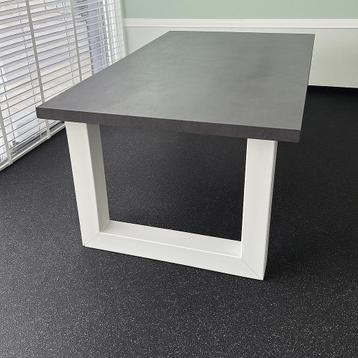 Moderne Eettafel met Betonlook Blad beschikbaar voor biedingen